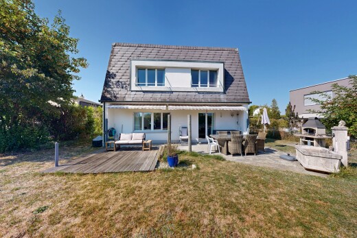 façade avec property visible, toit mansardé, pelouse, terrasse, et from property