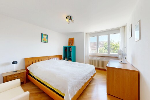 zimmer / schlafzimmer mit wood finish floor, holzfußboden, kühler, drywall, und gipskartonwand