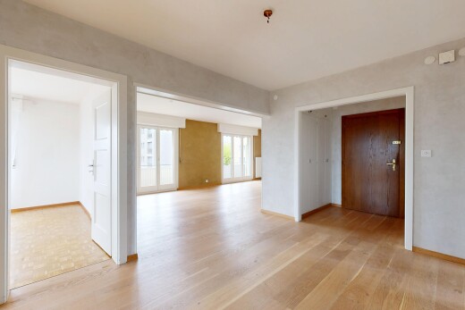 leerer raum mit sockelleisten, gipskartonwand, natürliches licht, und holzfußboden