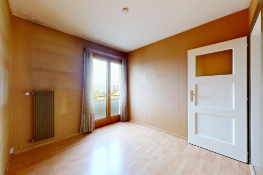 leerer raum mit holzfußboden, kühler, und natürliches licht