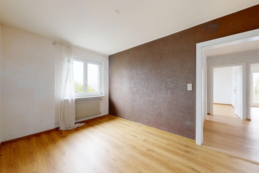 leerer raum mit natürliches licht, holzfußboden, und kühler