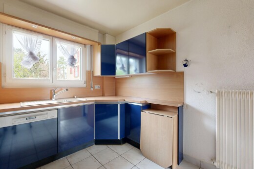 küche mit geschirrspülmaschine, blaue schränke, natürliches licht, arbeitsplatten, und kühler