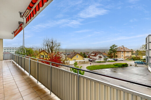 balkon mit balkon und wohngebietblick