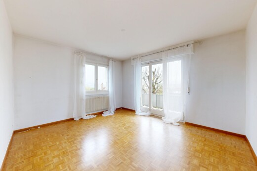 leerer raum mit natürliches licht, sockelleisten, gipskartonwand, und kühler