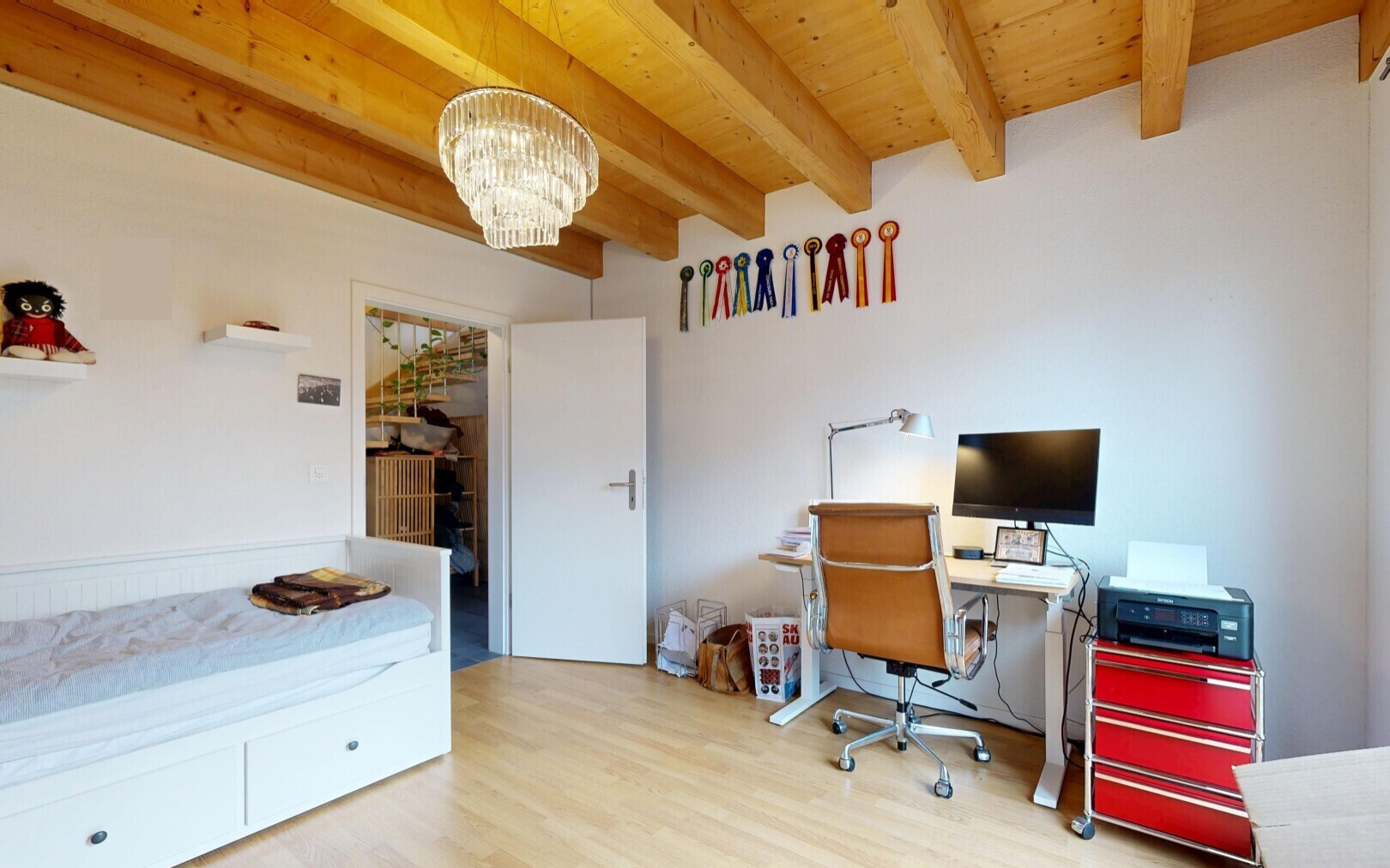 bureau avec espace bureau, télévision, sol en finition bois, wood finish floor, et inside property