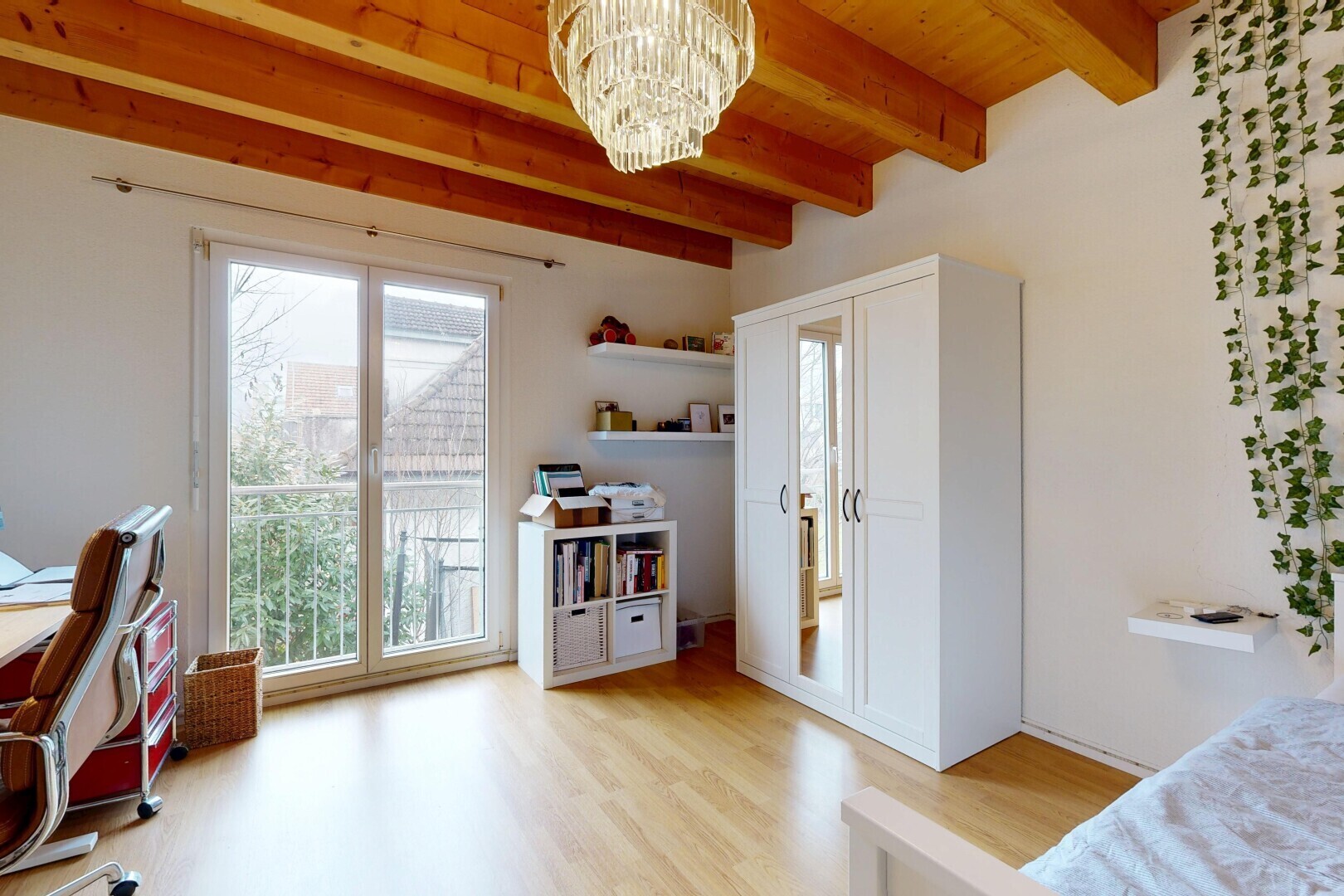 chambre avec lumière naturelle, natural light, plafond à poutres, beamed ceiling, et sol en finition bois