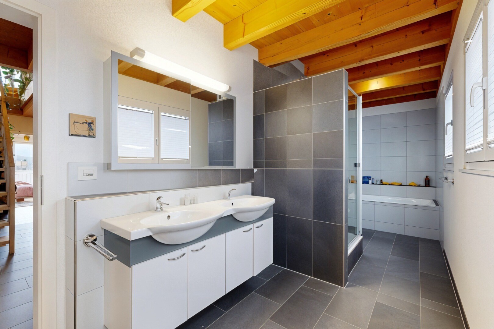 salle de bains avec lumière naturelle, natural light, salle de bain complète, sol en carrelage, et tile floor