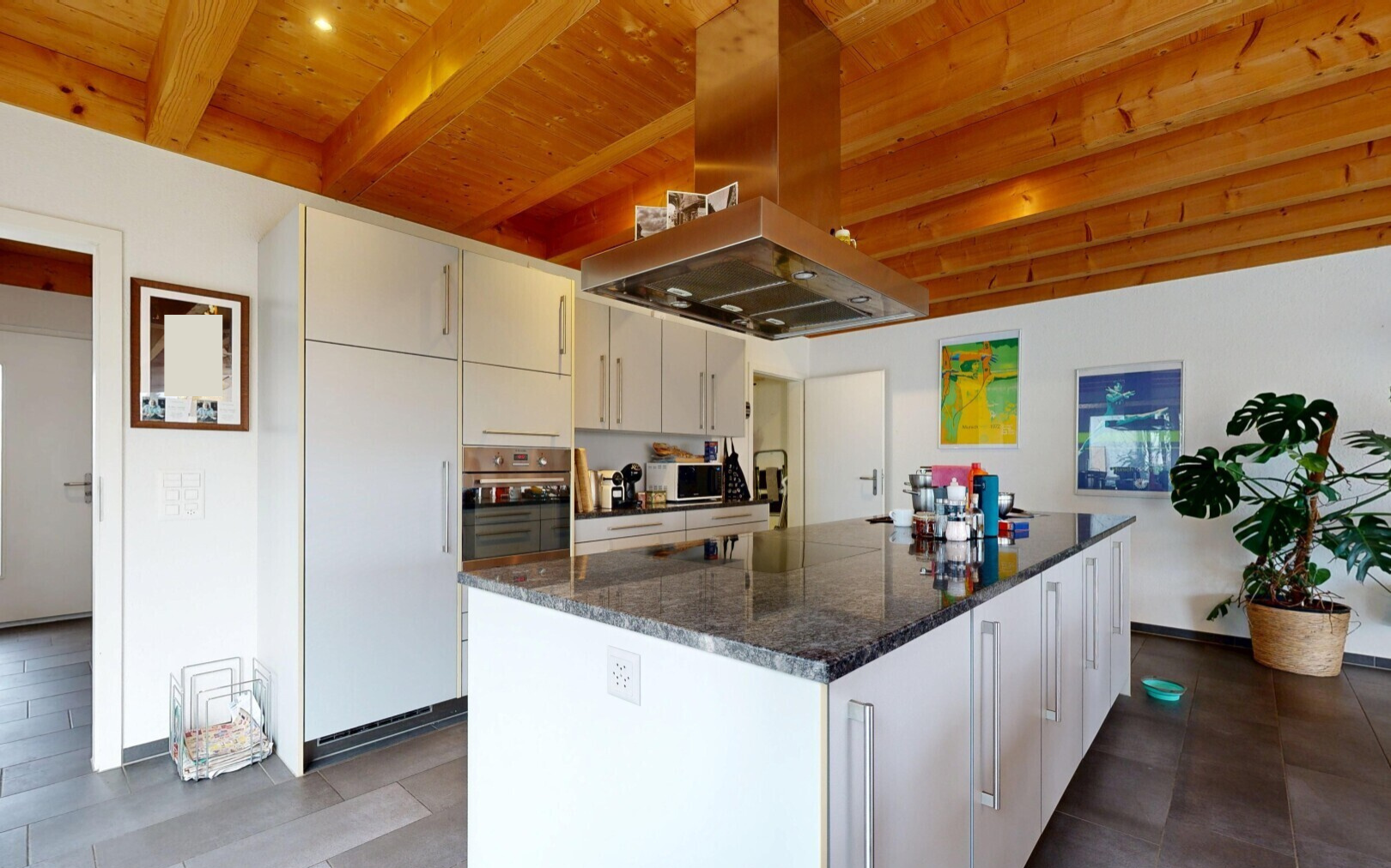 cuisine avec hotte, cuisine en ligne, cloison sèche, drywall, et inside property