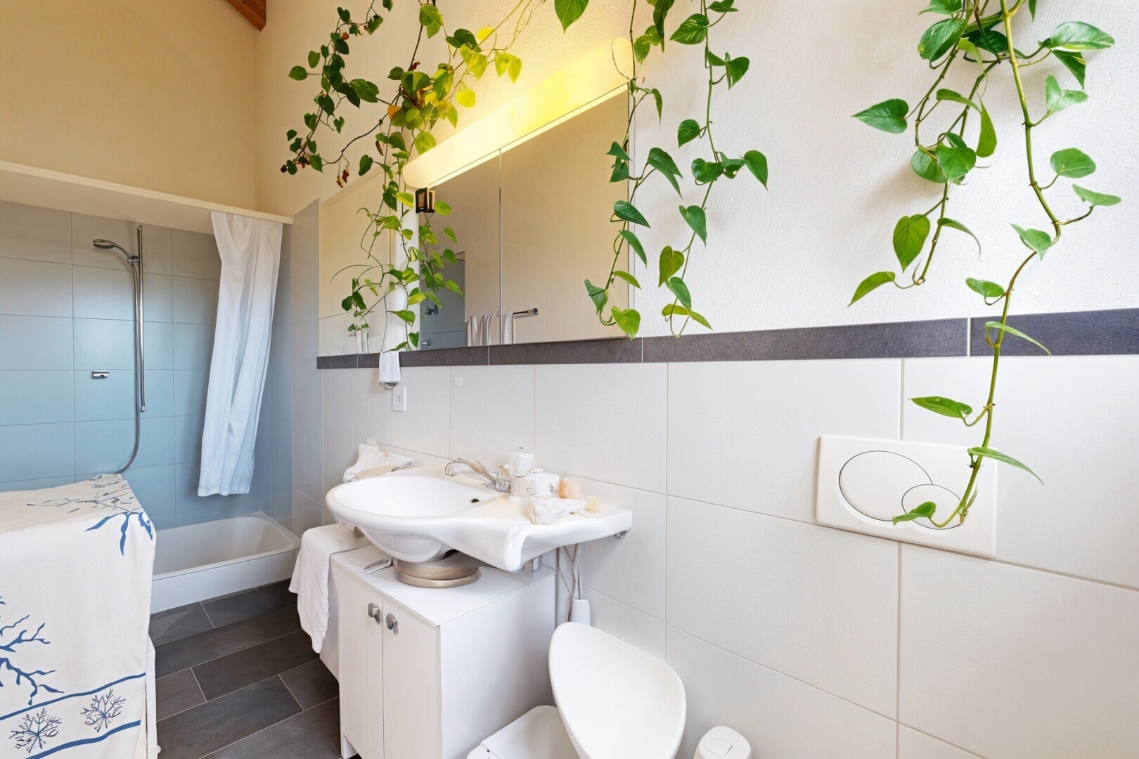 salle de bains avec miroir, lavabo (ou coiffeuse selon le contexte), salle de bain complète, mur en carrelage, et tile wall