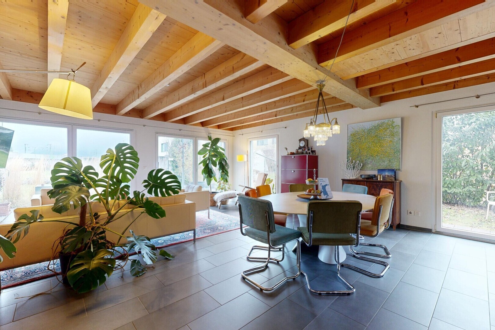salle à manger avec lumière naturelle, natural light, inside community, télévision, et cloison sèche