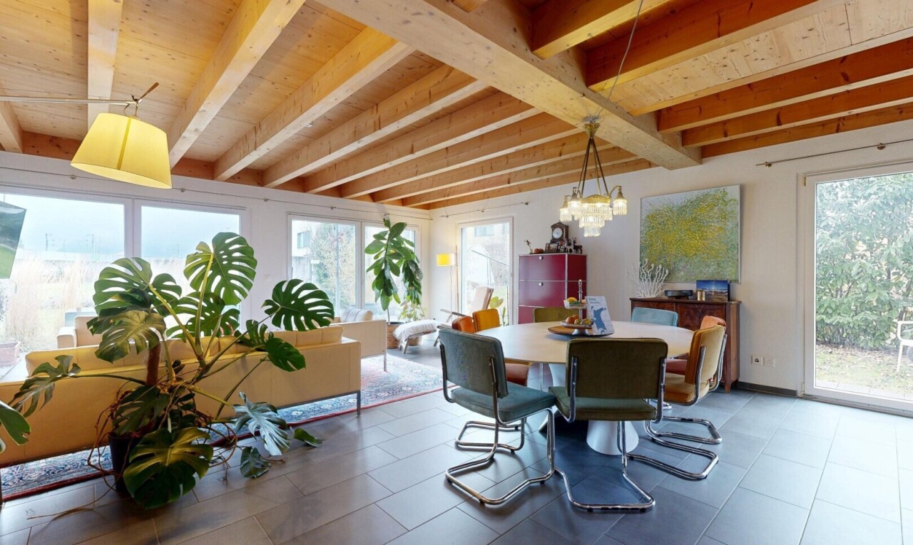 salle à manger avec lumière naturelle, natural light, inside community, télévision, et cloison sèche
