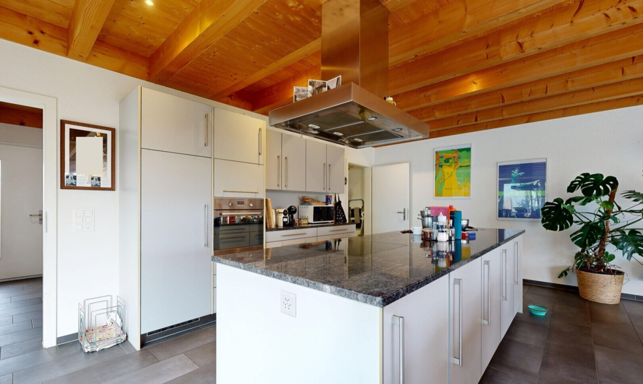 cuisine avec hotte, cuisine en ligne, cloison sèche, drywall, et inside property