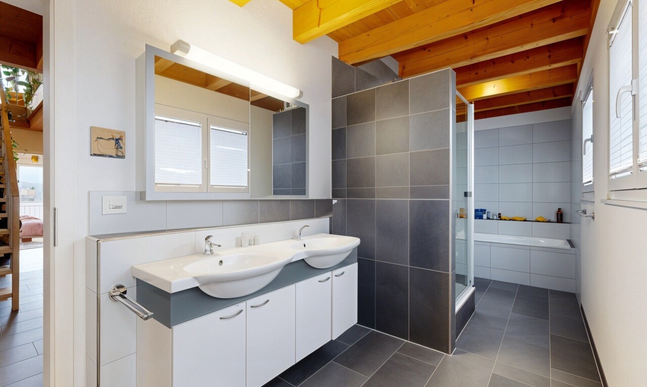 salle de bains avec lumière naturelle, natural light, salle de bain complète, sol en carrelage, et tile floor