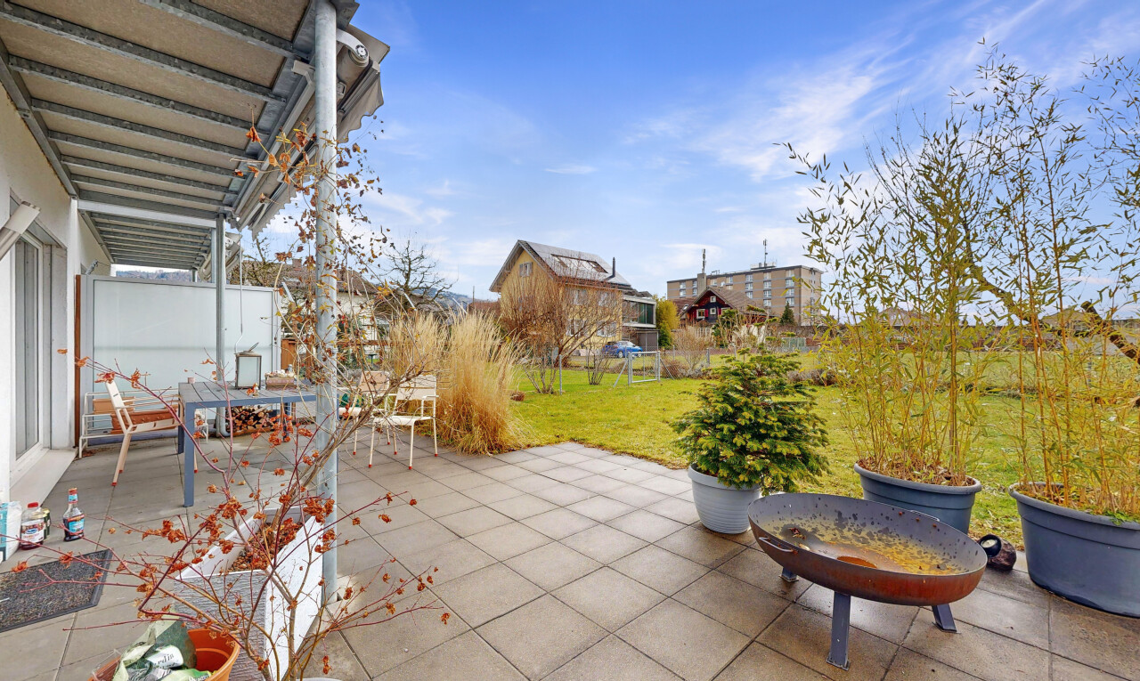 terrasse avec terrasse, from property, clôture, day time, et pelouse