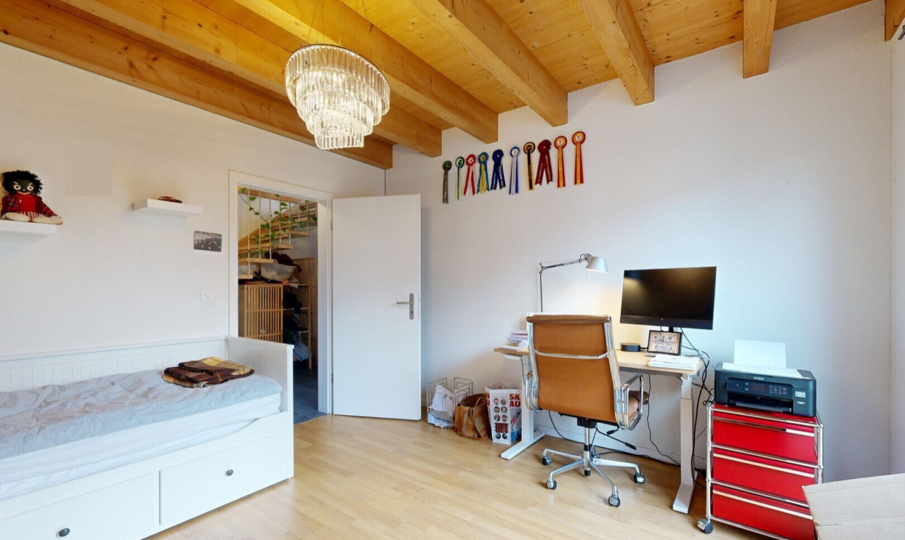 bureau avec espace bureau, télévision, sol en finition bois, wood finish floor, et inside property