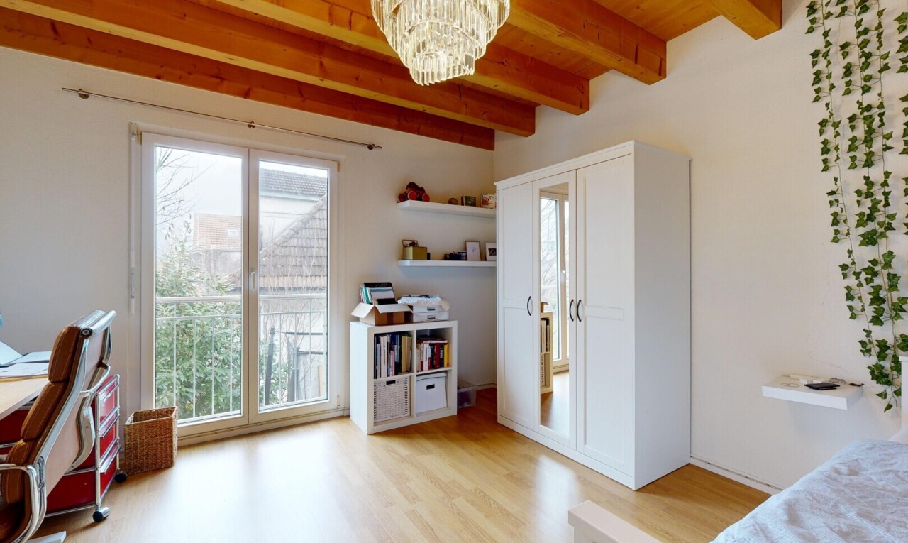 chambre avec lumière naturelle, natural light, plafond à poutres, beamed ceiling, et sol en finition bois
