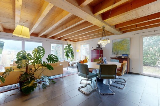 salle à manger avec lumière naturelle, natural light, inside community, télévision, et cloison sèche