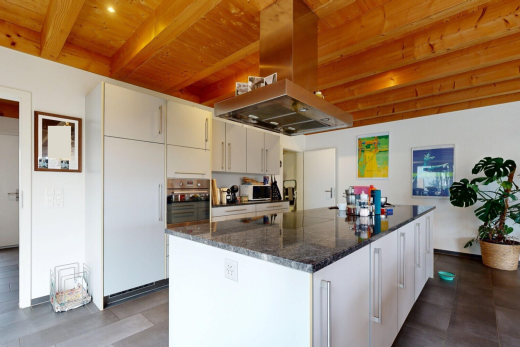 cuisine avec hotte, cuisine en ligne, cloison sèche, drywall, et inside property