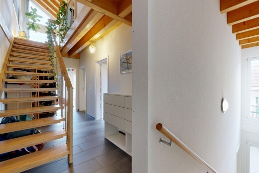 treppe mit treppen, balkendecke, beamed ceiling, inside property, und natürliches licht
