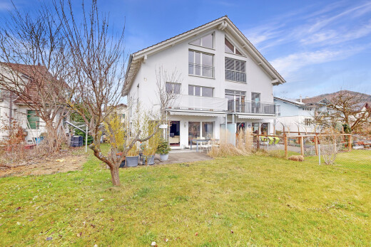 außenansicht mit terrasse, rasen, zaun, stuckverkleidung, und day time