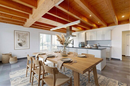 salle à manger avec plafond à poutres, beamed ceiling, lumière naturelle, natural light, et inside property