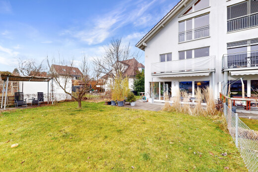 außenansicht mit terrasse, rasen, day time, zaun, und stuckverkleidung