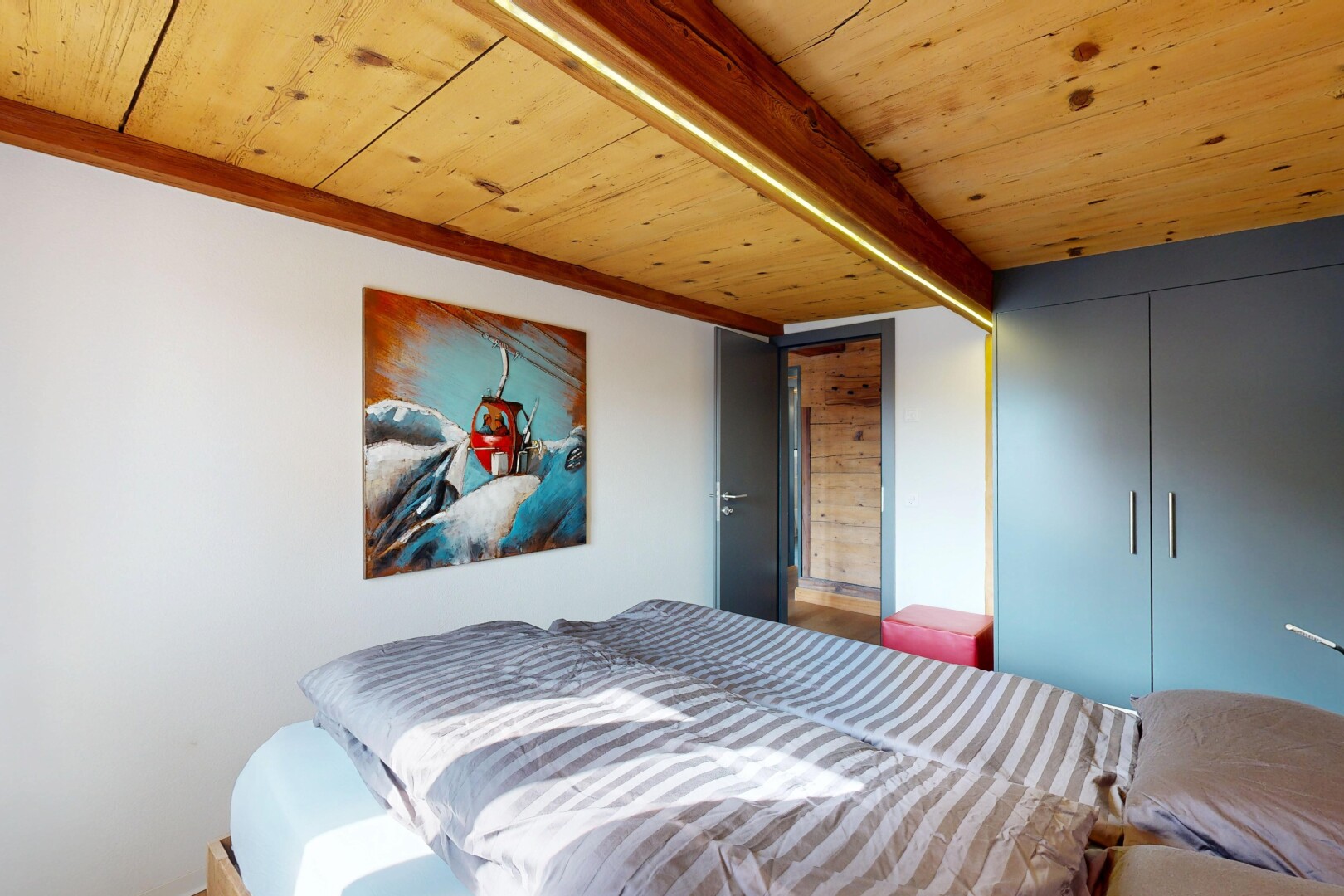 chambre avec high end ceiling, drywall, cloison sèche, wood ceiling, et plafond en bois