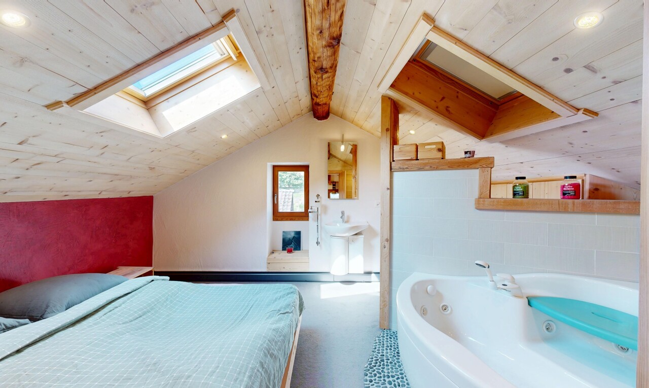 chambre avec puits de lumière, high end ceiling, drywall, cloison sèche, et vaulted ceiling