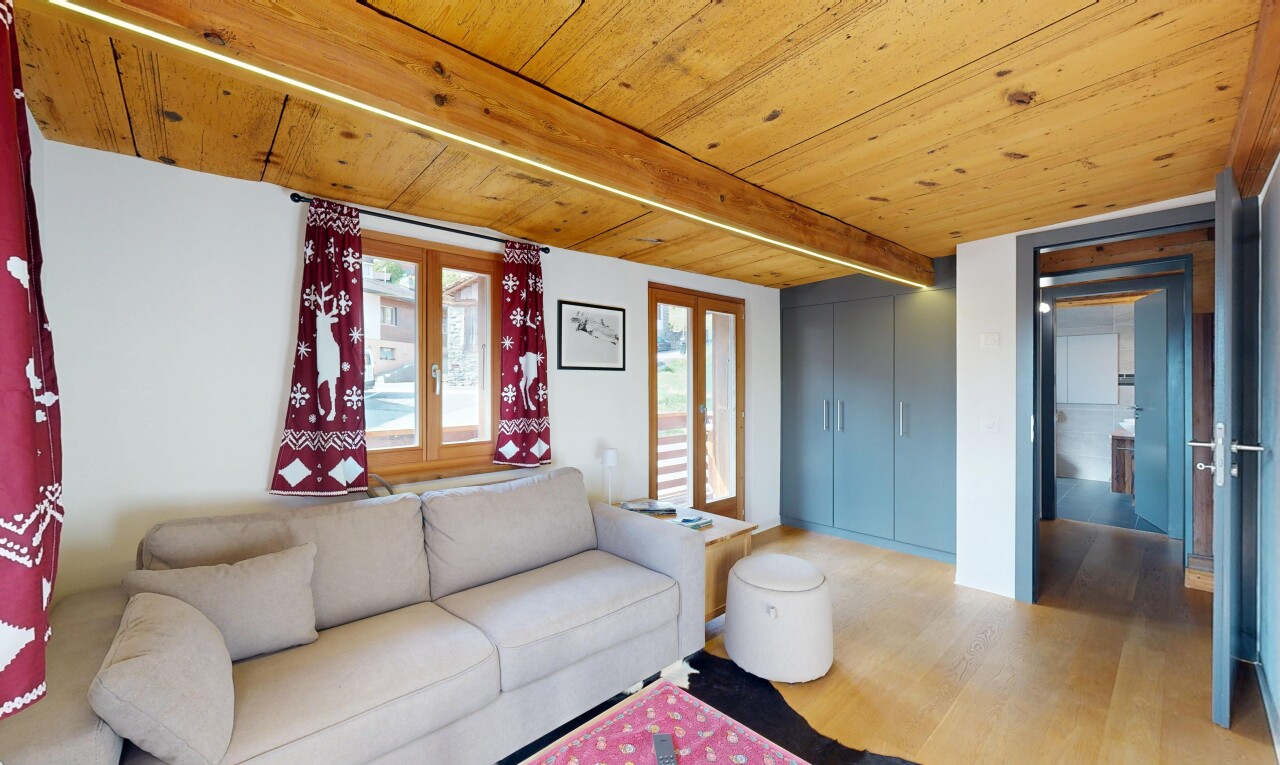 salon avec high end ceiling, wood ceiling, plafond en bois, drywall, et cloison sèche