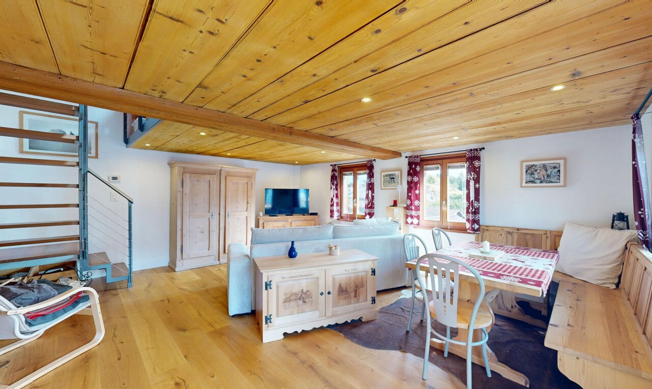 salon / salle à manger avec drywall, cloison sèche, wood ceiling, plafond en bois, et éclairage encastré