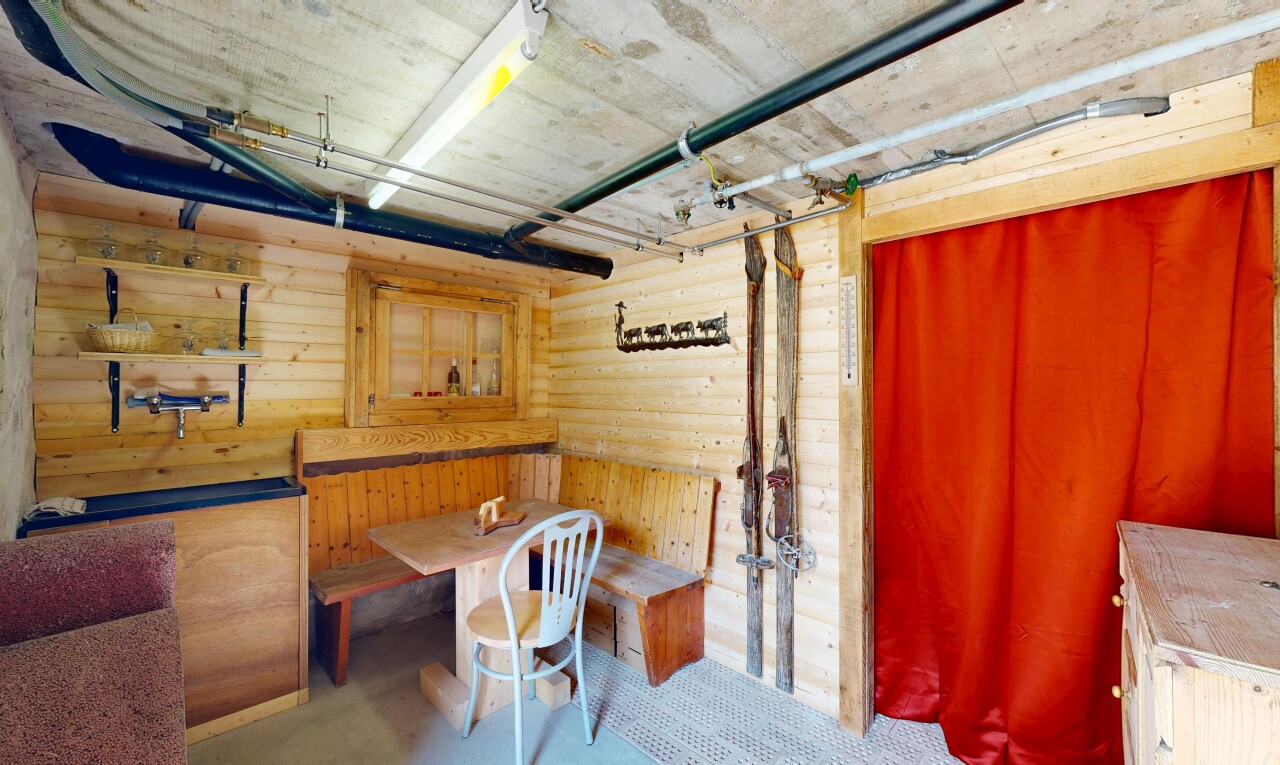 salle à manger avec wood wall, mur en bois, concrete ceiling, plafond en béton, et dated wood wall