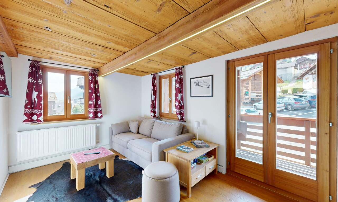 salon avec wood ceiling, plafond en bois, high end ceiling, drywall, et cloison sèche