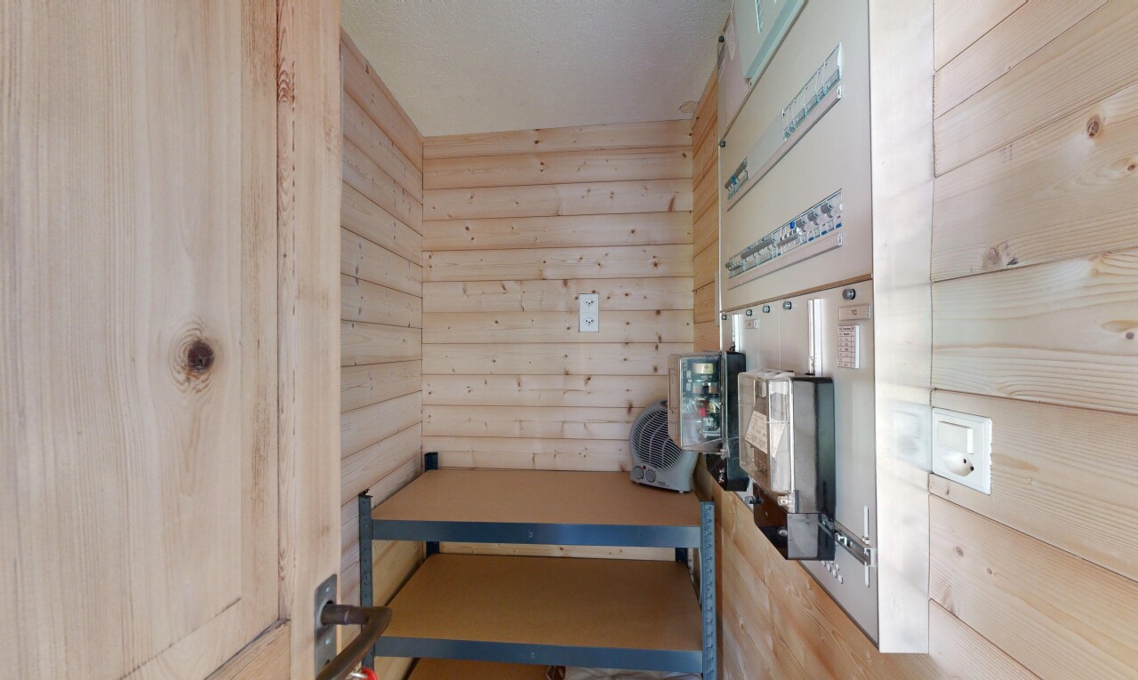 détails avec wall, interior, door, ceiling, et wood wall
