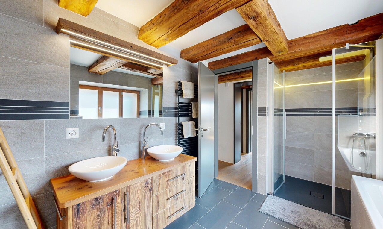 salle de bains avec tile wall, mur en carrelage, salle de bain complète, double vasque, et douche