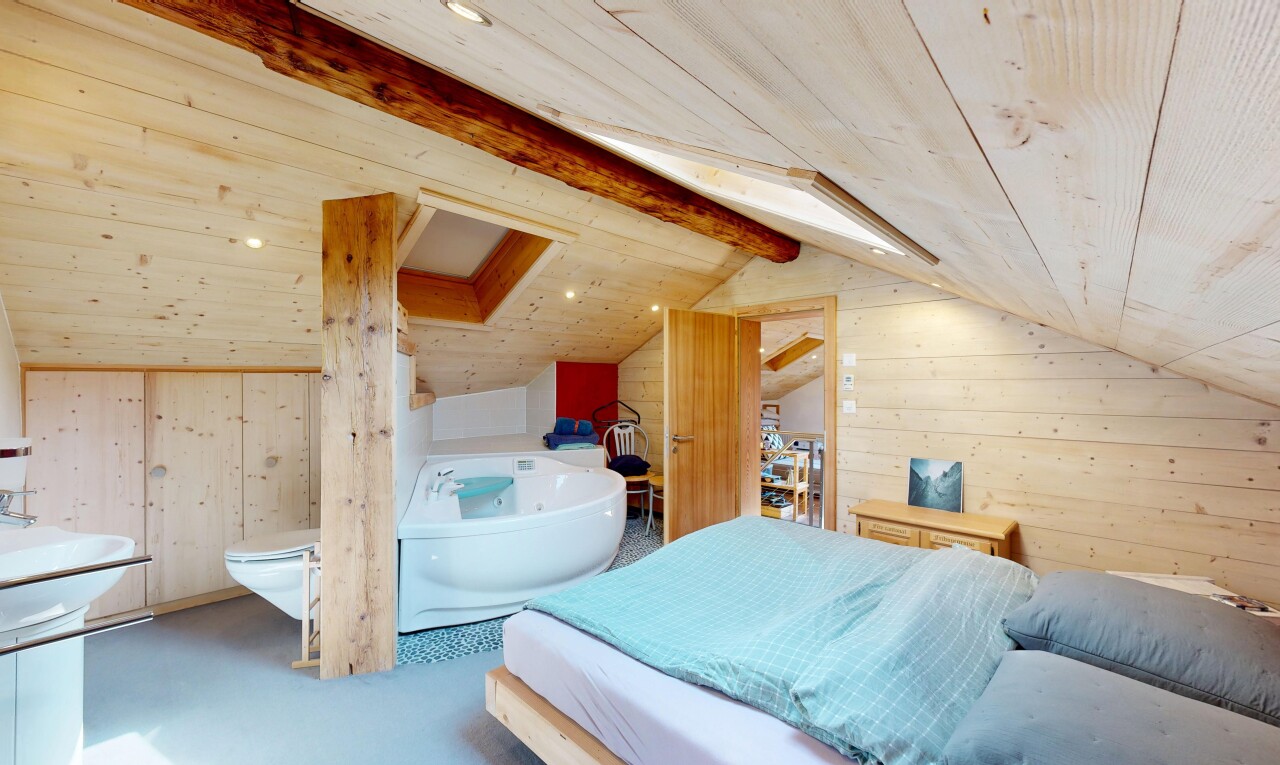 chambre avec high end ceiling, wood wall, mur en bois, low ceiling, et plafond bas