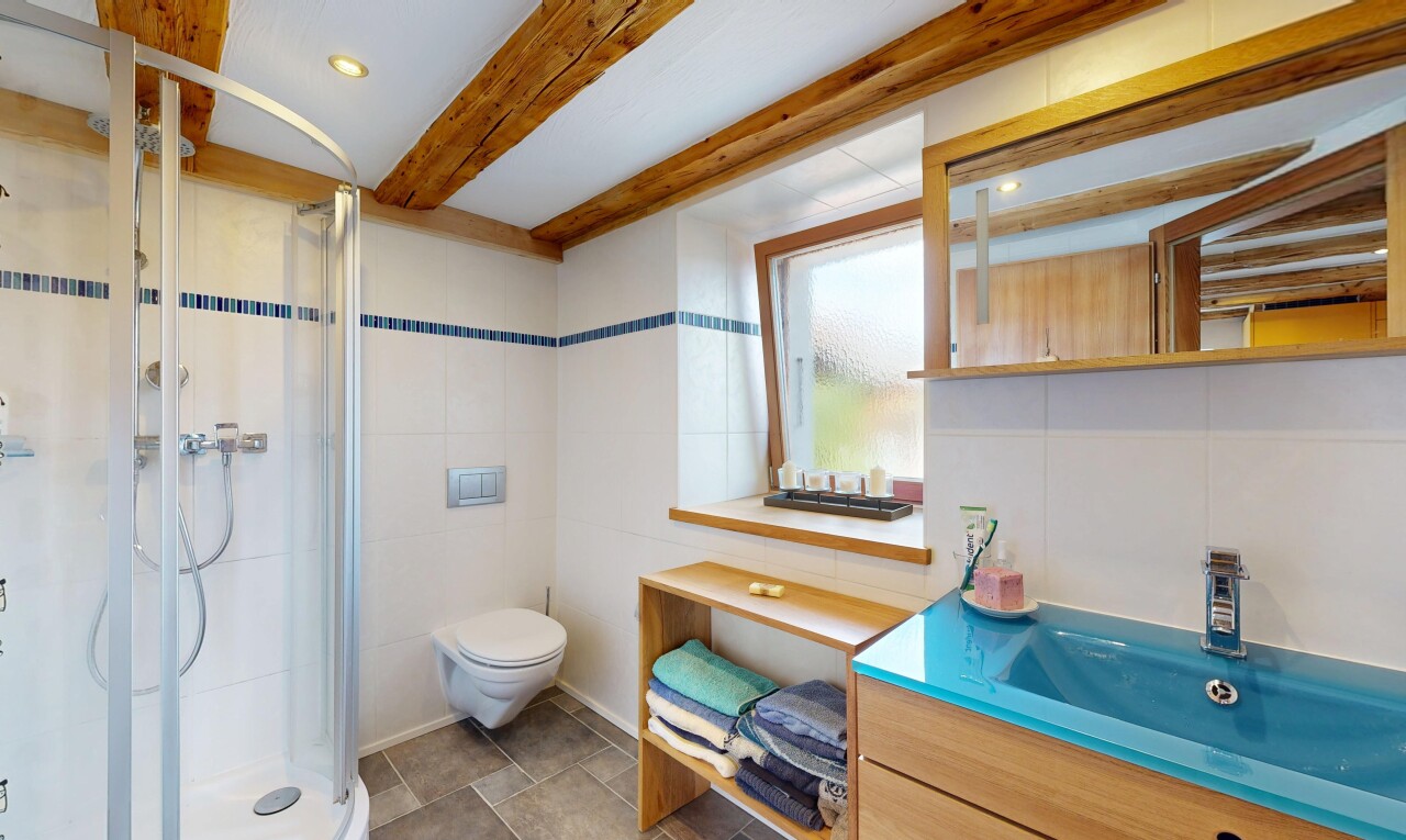 salle de bains avec douche, salle de bain complète, miroir, éclairage encastré, et évier