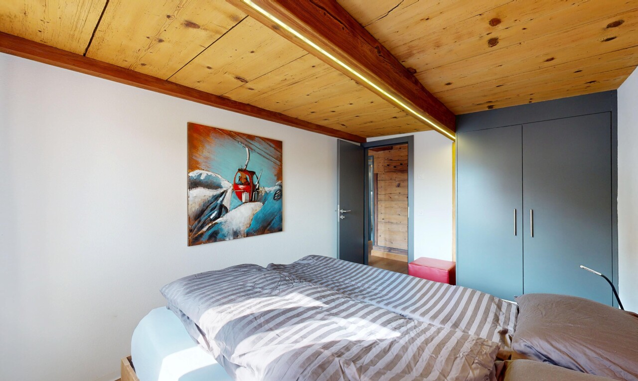 chambre avec high end ceiling, drywall, cloison sèche, wood ceiling, et plafond en bois