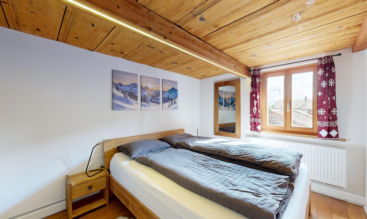 chambre avec high end ceiling, wood ceiling, plafond en bois, drywall, et cloison sèche