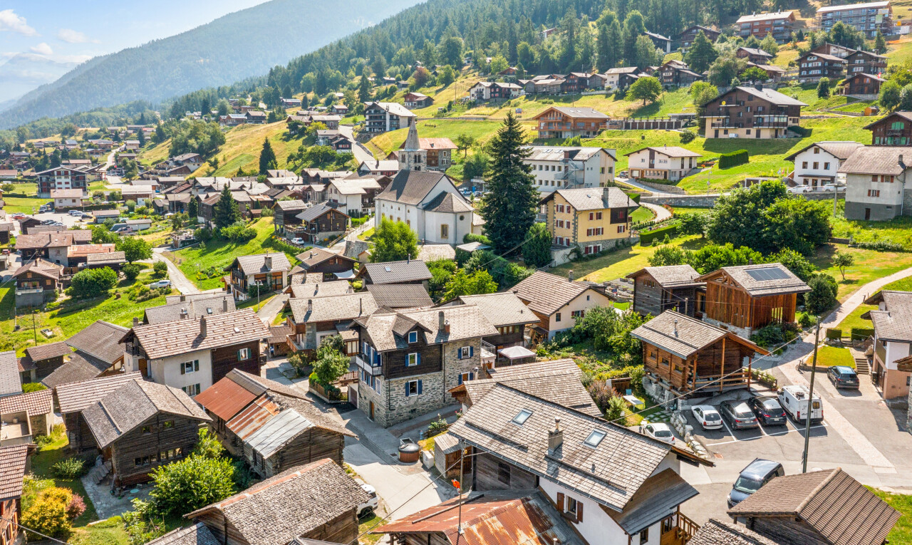vue sur la montagne avec vue sur la montagne, mountain view, vue résidentielle, residential view, et day time