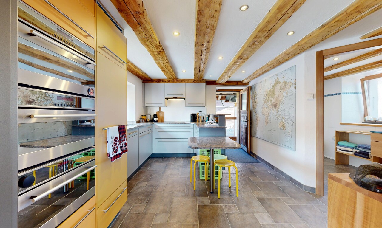 cuisine avec four double, beamed ceiling, plafond à poutres, éclairage encastré, et high end ceiling