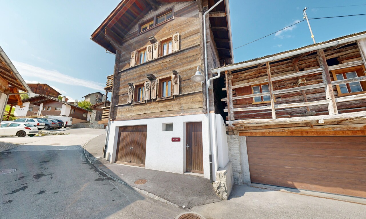 extérieur du bâtiment avec garage intégré et day time