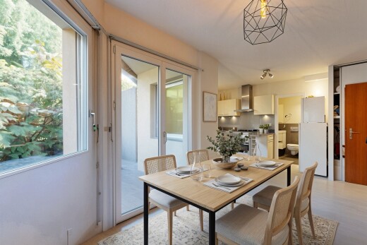 salle à manger avec cloison sèche, drywall, lumière naturelle, natural light, et light floor