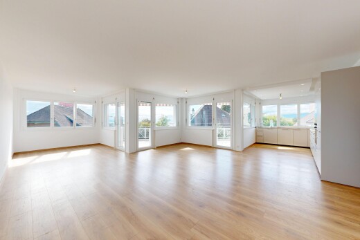 pièce vide avec inside property, natural light, lumière naturelle, wood finish floor, et sol en finition bois
