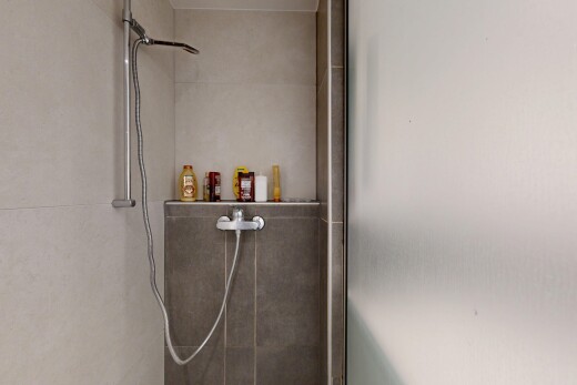 salle de bains avec douche, salle de bain complète, inside property, et drywall