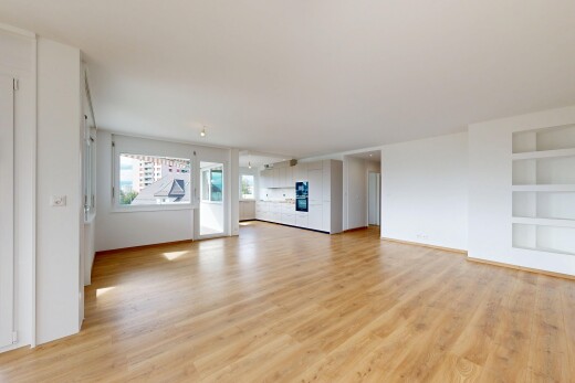 pièce vide avec built in shelves, étagères intégrées, natural light, lumière naturelle, et drywall