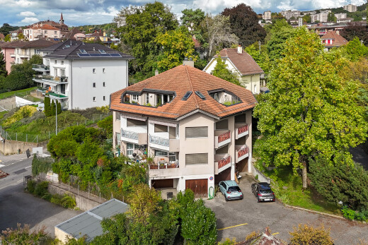 façade avec cheminée, parking, et day time