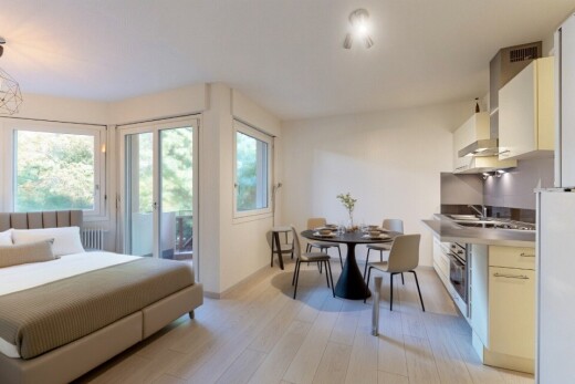 salon / salle à manger avec wood finish floor, sol en finition bois, inside property, light floor, et drywall