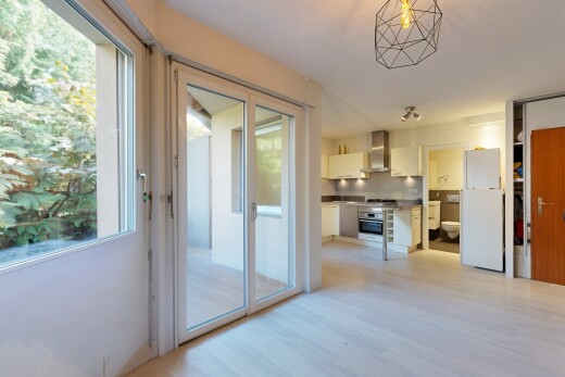 küche mit weiße schränke, natürliches licht, natural light, kühlschrank, und holzfußboden