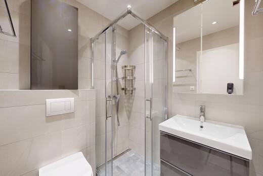 salle de bains avec miroir, salle de bain complète, lavabo (ou coiffeuse selon le contexte), douche, et tile shower