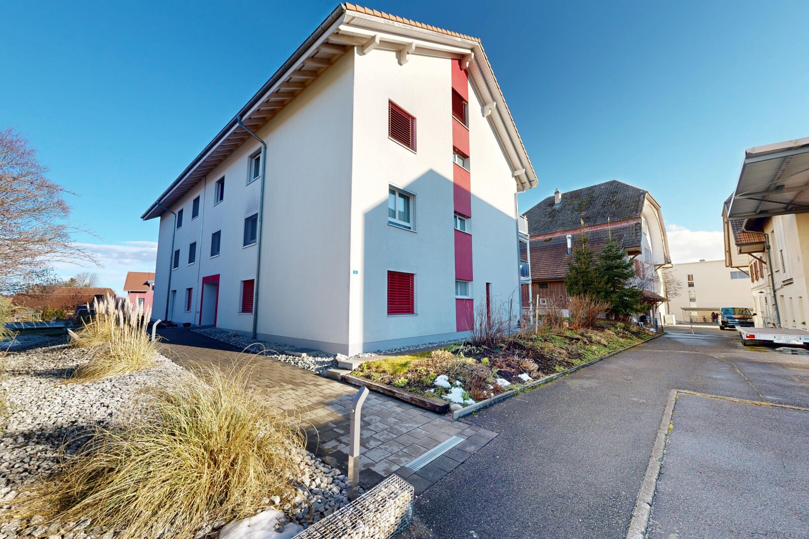 außenansicht mit from community, day time, blick auf wohnanlage, und apartment complex view